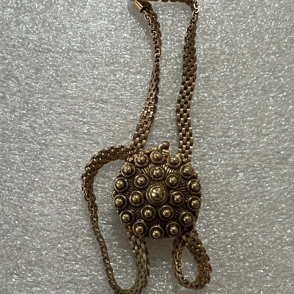 Lisner Rare Gold plated Locket Necklace Antique design in both sides - Picture 10 of 14